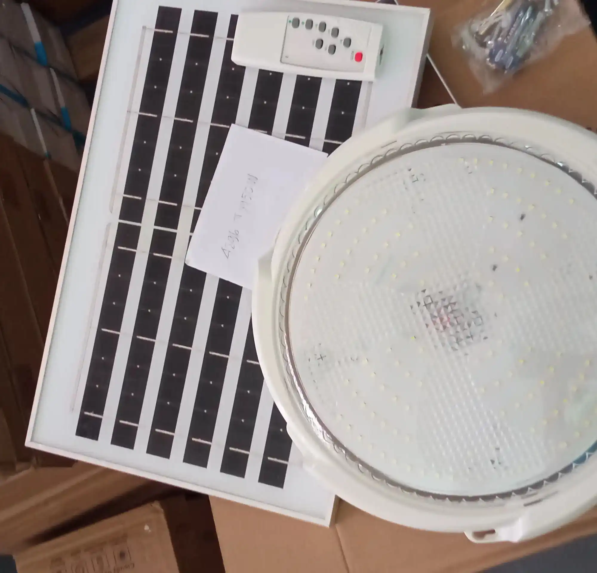 Lampu Sorot Bulat Dilengkapi Solar Panel